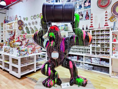 İspanya, BARCELONA, SEPTEMBER, 28, 2024: Barselona, İspanya 'nın Barri Gotik bölgesinde parlak renkli hayvan figürleriyle seramik tabloların popüler mağazası