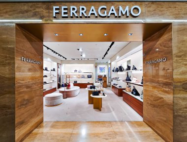 İspanya, BARCELONA, SEPTEMBER, 28, 2024: Barcelona, İspanya 'da bir El Corte Ingles alışveriş merkezinde sergilenen ayakkabı, el çantası, kemer ve aksesuarlı Ferragamo butiğinin lüks bir iç mekanı