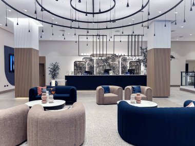 İspanya, BARCELONA, SEPTEMBER, 28, 2024: Barcelona, İspanya 'da yumuşak rahat mobilyalarla modern konforlu lobi otel iç mimarisi
