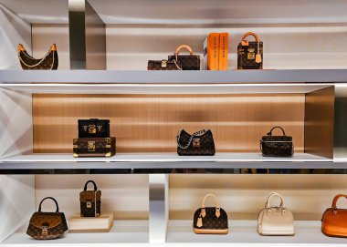 İspanya, BARCELONA, SEPTEMBER, 28, 2024: Barselona, İspanya 'da bir alışveriş merkezinde sergilenen lüks bir Louis Vuitton çanta, ayakkabı, kemer ve diğer aksesuarlar