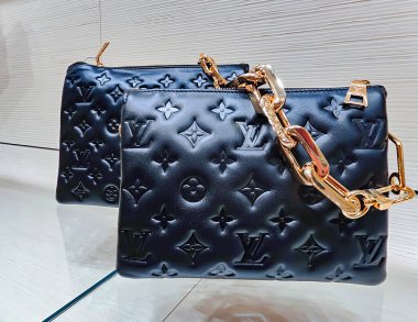 İspanya, BARCELONA, SEPTEMBER, 28, 2024: Barcelona, İspanya 'da bir alışveriş merkezinde sergilenen lüks bir Louis Vuitton çantası