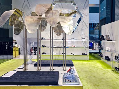 İspanya, BARCELONA, SEPTEMBER, 24, 2024: Philipp Plein Butiği 'nin modern iç mimarisi. İspanya