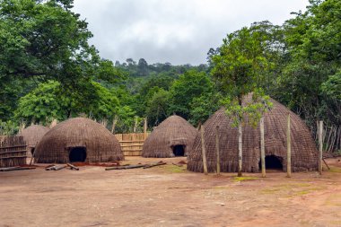 Mantenga Swazi tarihi, kültürü ve geleneği ziyaretçiler, Svaziland, Güney Afrika ve Svaziland için canlandırılan bir kültür köyünü kamış evleriyle birlikte barındırıyor..