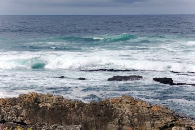 Güney Afrika 'daki Atlantik Okyanusu' nun Rocky kıyı şeridi ve turkuaz dalgaları