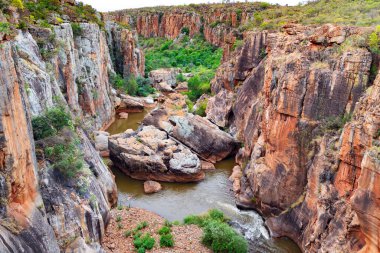 Güney Afrika, Mpumalanga 'daki Blyde Nehri Kanyonu Doğa Koruma Alanı Büyük Drakensberg yamacının bir kısmını oluşturur ve manzaralı Panorama Yolu' nda yer alır..
