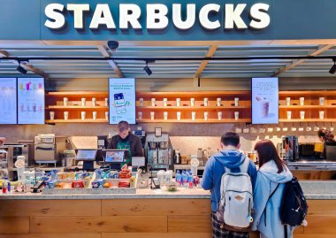 TURKEY, İSTANBUL, HAZİRAN, 12, 2025: Duty Free zone, İstanbul 'da ziyaretçileri olan Starbucks Kafe. Turkey Starbucks Corporation, ABD 'li bir kahve şirketi ve dünya çapında bir kafe zinciri..