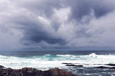  Büyük Hint Okyanusu dalgaları ve Tsitsikamma 'daki kayalık sahil şeridi, Garden Route Ulusal Parkı, Doğu Burnu. Güney Afrika