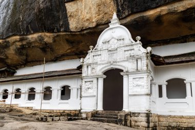Altın Dambulla Budist mağara tapınağı kaya kesimi çok sayıda Buda heykeli içerir. Uyuyan Buda Kayası Tapınağı Güney Asya 'daki en büyük mağara tapınağıdır..