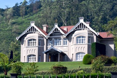 Sri Lanka, Nuwara Eliya, 25 Ocak 2025: Sri Lanka 'daki Nuwara Eliya tepesinin ortasındaki İngiliz sömürge tarzı kulübe.