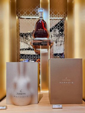TURKEY, ISTANBUL, HAZİRAN, 12, 2025: Hennessy Paradis Nadir Konyağı İstanbul Uluslararası Havalimanı 'ndaki gümrüksüz bölgede güzel dekore edilmiş raflarda. Türkiye