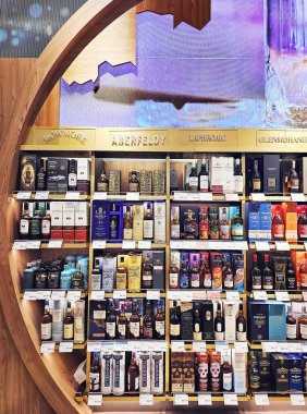 TURKEY, ISTANBUL, HAZİRAN, 12, 2025: Duty Free, İstanbul 'da alkol butiği olan modern İstanbul Uluslararası havalimanı içi. Türkiye