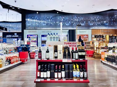 TURKEY, ISTANBUL, HAZİRAN, 12, 2025: Duty Free, İstanbul, Türkiye 'de Türk şaraplarının sergilendiği, alkol butiği modern İstanbul uluslararası havaalanı içi
