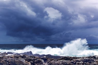 Büyük Hint Okyanusu dalgaları ve Tsitsikamma 'daki kayalık sahil şeridi, Garden Route Ulusal Parkı, Doğu Burnu. Güney Afrika