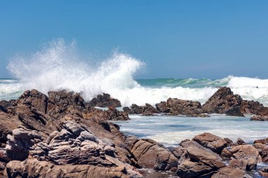 Büyük Hint Okyanusu dalgaları ve Tsitsikamma 'daki kayalık sahil şeridi, Garden Route Ulusal Parkı, Doğu Burnu. Güney Afrika