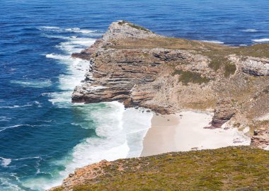 Agulhas Burnu 'nun kayalık kıyısı, Hint ve Atlantik Okyanuslarının birleştiği yer, Güney Afrika' da, Afrika 'nın en güneydeki noktasıdır..