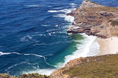 Agulhas Burnu 'nun kayalık kıyısı, Hint ve Atlantik Okyanuslarının birleştiği yer, Güney Afrika' da, Afrika 'nın en güneydeki noktasıdır..