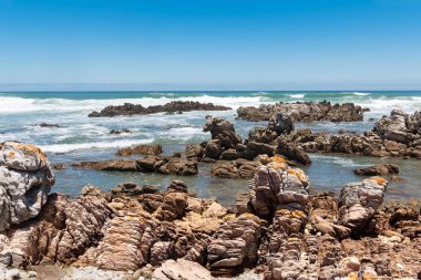 Agulhas Burnu 'nun kayalık kıyısı, Hint ve Atlantik Okyanuslarının birleştiği yer, Güney Afrika' da, Afrika 'nın en güneydeki noktasıdır..
