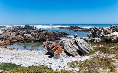 Büyük Hint Okyanusu dalgaları ve Tsitsikamma 'daki kayalık sahil şeridi, Garden Route Ulusal Parkı, Doğu Burnu. Güney Afrika