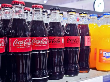 LATVIA, RIGA, 05, MARCH, 2025: Coca-Cola şişeleri Riga, süpermarket rafında satışta. - Letonya. Coca-Cola Şirketi dünyanın en iyi karbonlu içecek üreticisi..