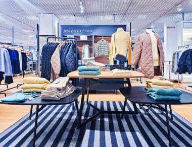 LATVIA, RIGA, MARCH, 10, 2025: Stockmann alışveriş merkezinde yeni bahar giysi koleksiyonu olan Marc O 'Polo moda markasının büyük bir bölümü. Riga, Letonya.