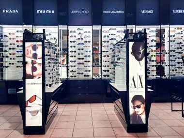 LATVIA, RIGA, MARCH, 10, 2025: Stockmann AVM 'de çok renkli gözlükler ve çeşitli moda ürünleri sergileniyor. Riga, Letonya