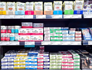LATVIA, RIGA, MARCH, 10, 2025: Stockmann süpermarketinin raflarında çeşitli katkı maddeleriyle dolu ıslak kedi maması. Riga. Letonya