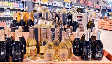 LATVIA, RIGA, APRIL, 15, 2025: Borgo Molino 'dan Prosecco Superior ile tanıtım standı ve Riga, Letonya' da daha fazla alışveriş merkezi. 