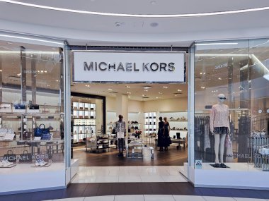 LATVIA, RIGA, APRIL, 15, 2025: SPICE alışveriş merkezinde geniş bir çanta ve ayakkabı koleksiyonuyla Michael Kors butiği, Riga. Letonya