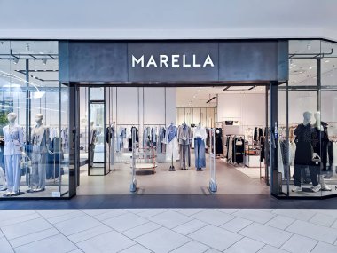 LATVIA, RIGA, APRIL, 15, 2025: Marella butiğinin dış görüntüsü ve yeni geniş kadın giyim koleksiyonu Riga, SPICE alışveriş merkezinde. Letonya