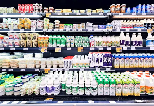 Letonya, Riga, Nisan 15, 2025 - Süpermarket raflarında lezzetli ve sağlıklı biyosüt ürünleri. Süt yağı olmayan doğal ürünler. Gıda kalitesi kavramı.