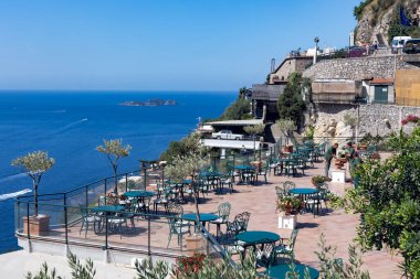 İtalya, Amalfi, 14 Haziran 2024: İtalya 'nın Capri adasında Akdeniz manzaralı mavi masalı açık kafe verandası