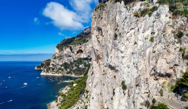 İtalya 'nın Campania bölgesindeki Capri adasının kayalık kıyı şeridine nefes kesici bir manzara.