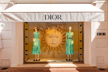 İtalya, Capri, 25 Haziran 2024: İtalya 'nın Amalfi kıyısındaki Anacapri caddesinde bulunan Dior butiğinin cam penceresi