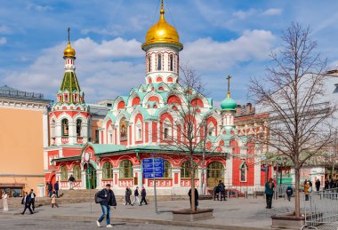 RUSSIA, MOSCOW, HAZİRAN, 12, 2025: Kızıl Meydan, Moskova 'daki Our Lady of Kazan Katedrali. Rusya.