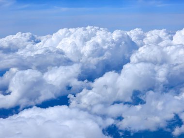 Üst atmosferdeki beyaz tüylü bulutlar açık mavi gökyüzüne karşı. Sky, barış konsepti. Sessiz ve sakin bir atmosfer.