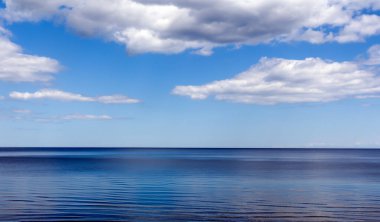 Baltık Denizi 'ndeki sıcak Riga Körfezi' nin manzarası kümülüs bulutlarının arka planına karşı. Letonya 'daki Riga Körfezi kıyıları turistler arasında popülerdir..