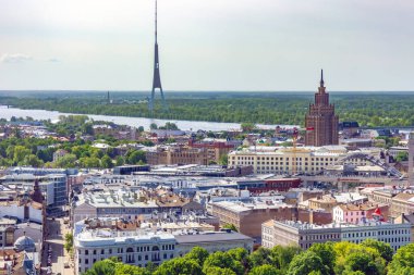 LATVIA, RIGA, HAZİRAN, 15, 2025: Riga Eski Kasabası 'nın çatılarının havadan görünüşü ve Letonya' daki Daugava Nehri ve Riga TV Kulesi manzarası.