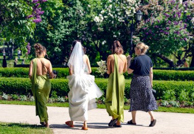 LATVIA, RIGA, HAZİRAN, 18, 2025: Bir gelin ve kız arkadaşlarının Riga City Park, Letonya 'da bir bekarlığa veda partisinde fotoğraf çekimi var