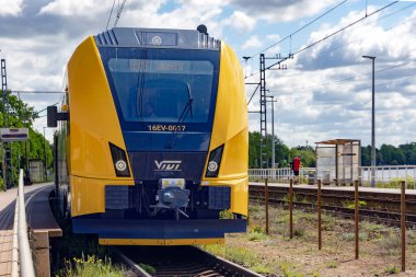 LATVIA, JURMALA, HAZİRAN, 20, 2025: Letonya 'daki Jurmala sahili boyunca uzanan yeni modern elektrikli trenler Vivi.