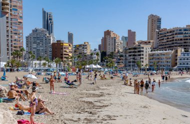 İspanya, BENIDORM, MAYIS, 17, 2025: Benidorm şehrinin gökdelenleri ve Levante Sahili, Benidorm, İspanya.