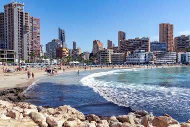 İspanya, BENIDORM, MAYIS, 17, 2025: Benidorm şehrinin gökdelenleri ve Levante Sahili, Benidorm, İspanya.