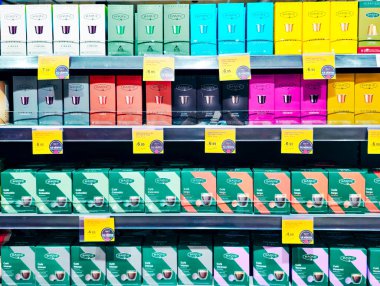 LATVIA, RIGA, JUNE, 18, 2025: Kafe Baque kahve kapsülleri çeşitli rosto seviyeleri ve tatlar bir süpermarkette, Riga, Letonya 'da raflarda