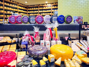 LATVIA, RIGA, JUNE, 18, 2025: Premium süpermarkette soğuk bir tezgahta çeşitli Jersey peynirleri sergileniyor. Riga, Letonya. Jersey peyniri yumuşak bir krema tadı ile karakterize edilir.. 