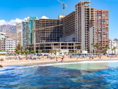 İspanya, BENIDORM, MAYIS, 17, 2025: Benidorm şehrinin gökdelenleri ve Levante Sahili, Benidorm, İspanya.