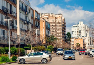 ISRAEL, BAT YAM, MARCH, 12, 2018: Tel Aviv, İsrail 'in banliyölerinde çok katlı binaları olan Bat Yam kentinin şehir altyapısı.