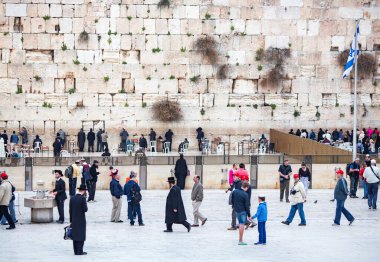 ISRAEL, JERUSALEM, MARCH, 18, 2018: Yahudiler Kudüs, İsrail 'deki Batı Duvarı' nda ibadet ediyorlar. Eski Şehir, 1981 yılından bu yana UNESCO 'nun Dünya Mirası listesinde yer alıyor.
