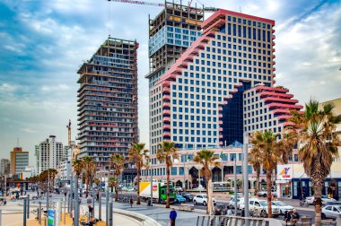 ISRAEL, TEL AVIV, MARCH, 12, 2018: Akşamüstü Tel Aviv 'de yüksek binalar inşa eden vinçler. İsrail.