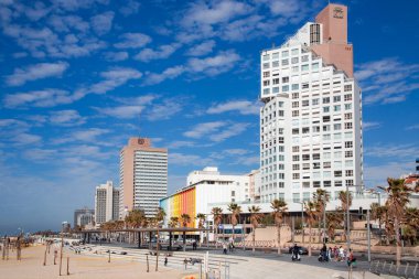 ISRAEL, TEL AVIV, MARCH, 12, 2018: Akdeniz kıyısında seti olan Tel Aviv 'de yüksek binalar inşa etmek. İsrail.