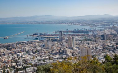 Akdeniz kıyısında hafif sisli bir liman olan Hayfa şehrindeki Carmel Dağı 'ndan İsrail' in manzarası. 