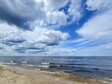 Letonya, Jurmala 'da berrak kıyıları ve sirrus bulutlarıyla Baltık Denizi. Letonya 'da doğa çekimi.